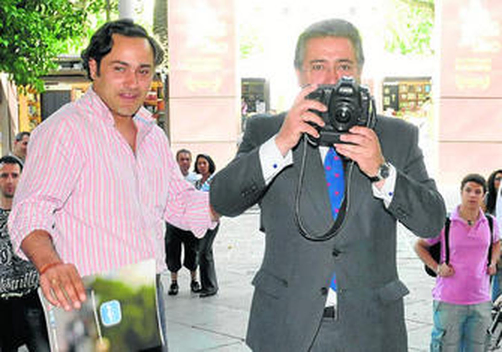 Zoido fotografía a su equipo de gobierno junto a su director de comunicación, Santiago Martínez-Vares.