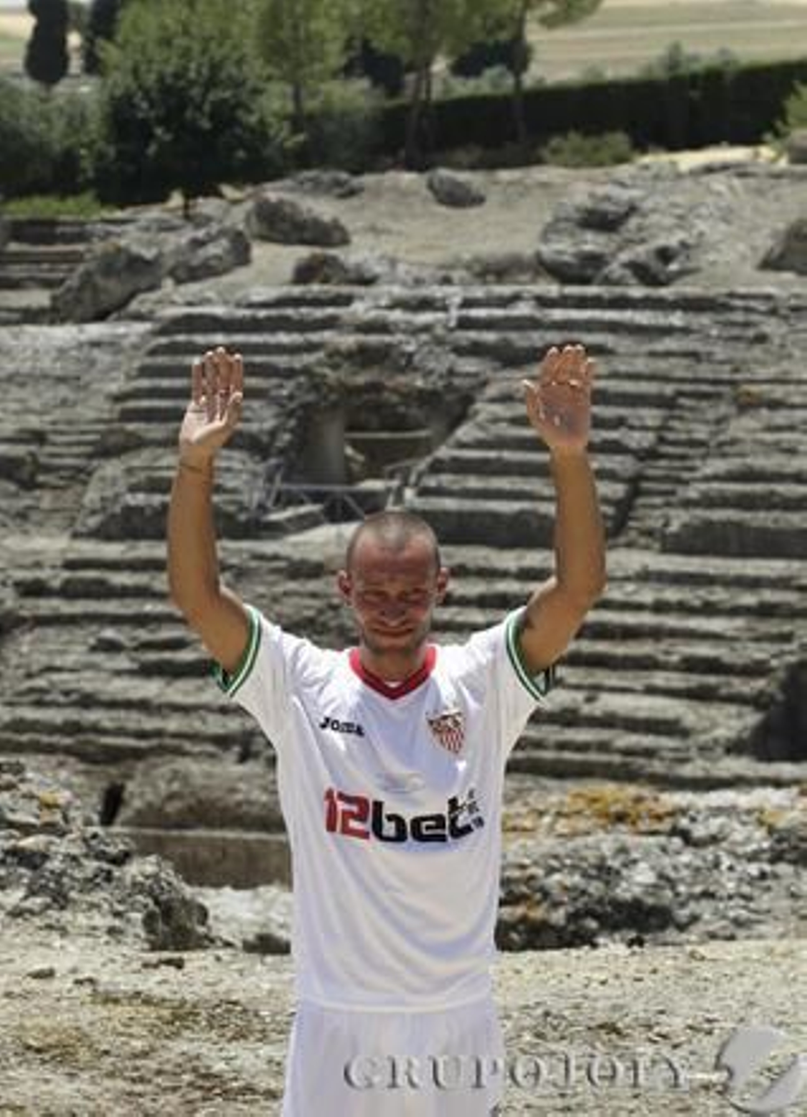 El Sevilla elige el complejo arqueológico para presentar, cual emperador romano, al mediocentro Tibero Guarente.

Foto: Antonio Pizarro