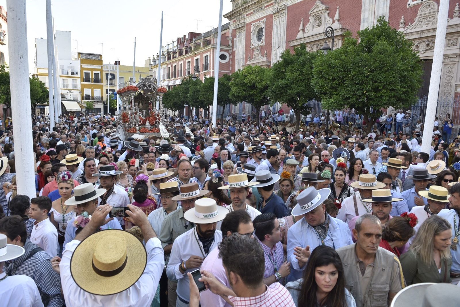 La salida de la Hermandad de Sevilla, en imágenes