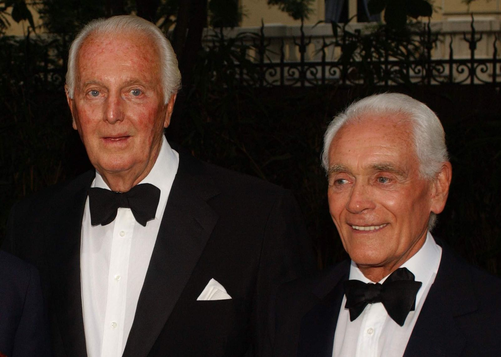 Hubert de Givenchy junto a su pareja, Philippe Venet, en un evento de moda en París.