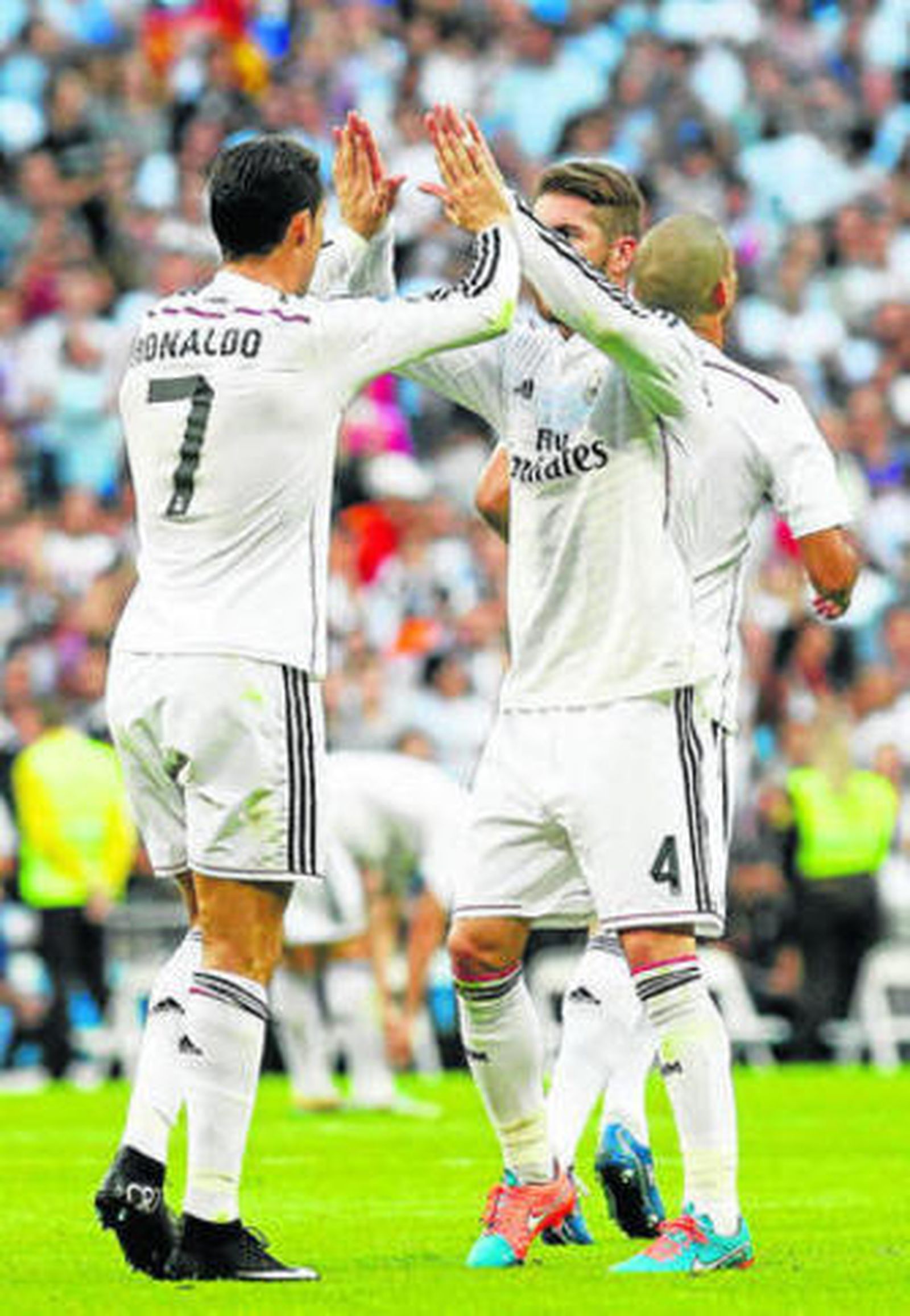 Cristiano y Sergio Ramos se felicitan tras el partido del pasado sábado.