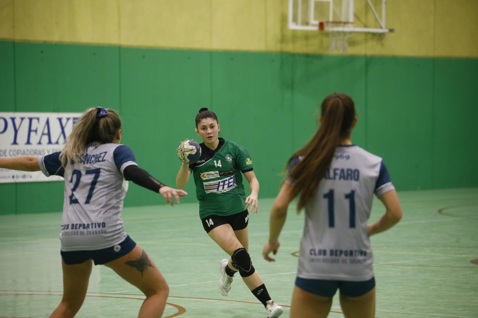 Lucía Vacas ataca ante la defensa del Universidad de Granada.