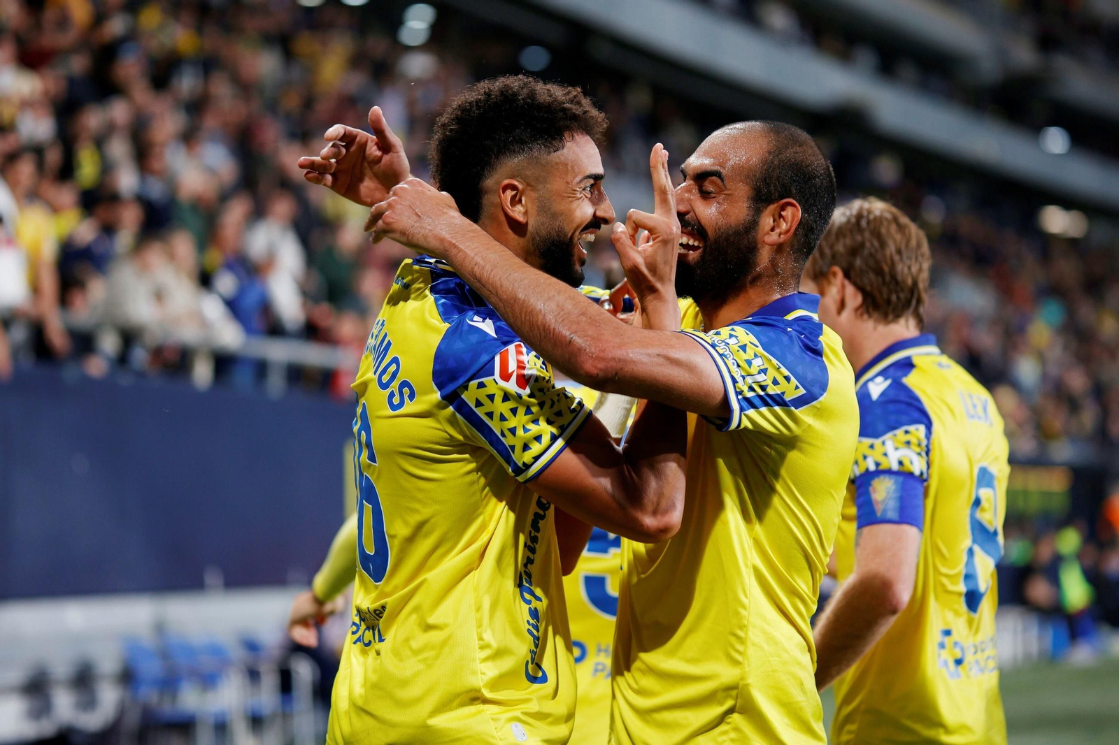 Fali celebra un gol con Ramos.