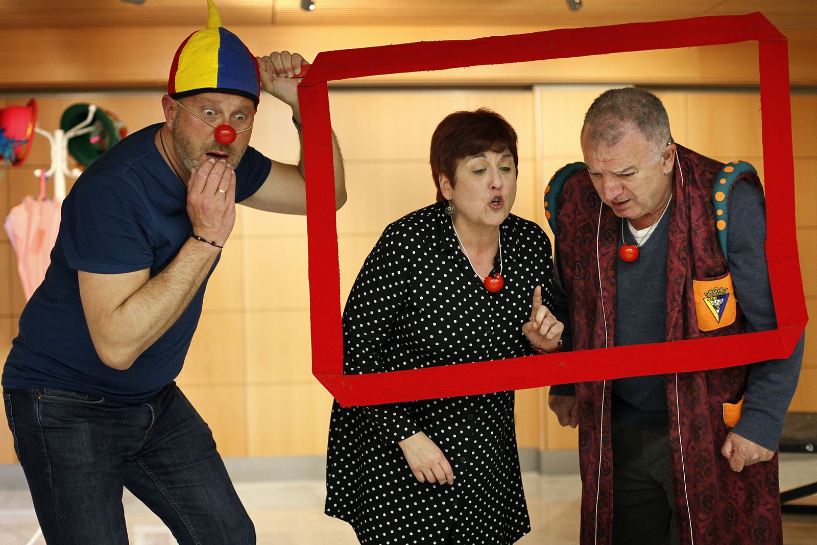 Miembros del grupo de teatro de la ONCE, Orozú, durante uno de los ensayos de la obra 'Don Volpone'.