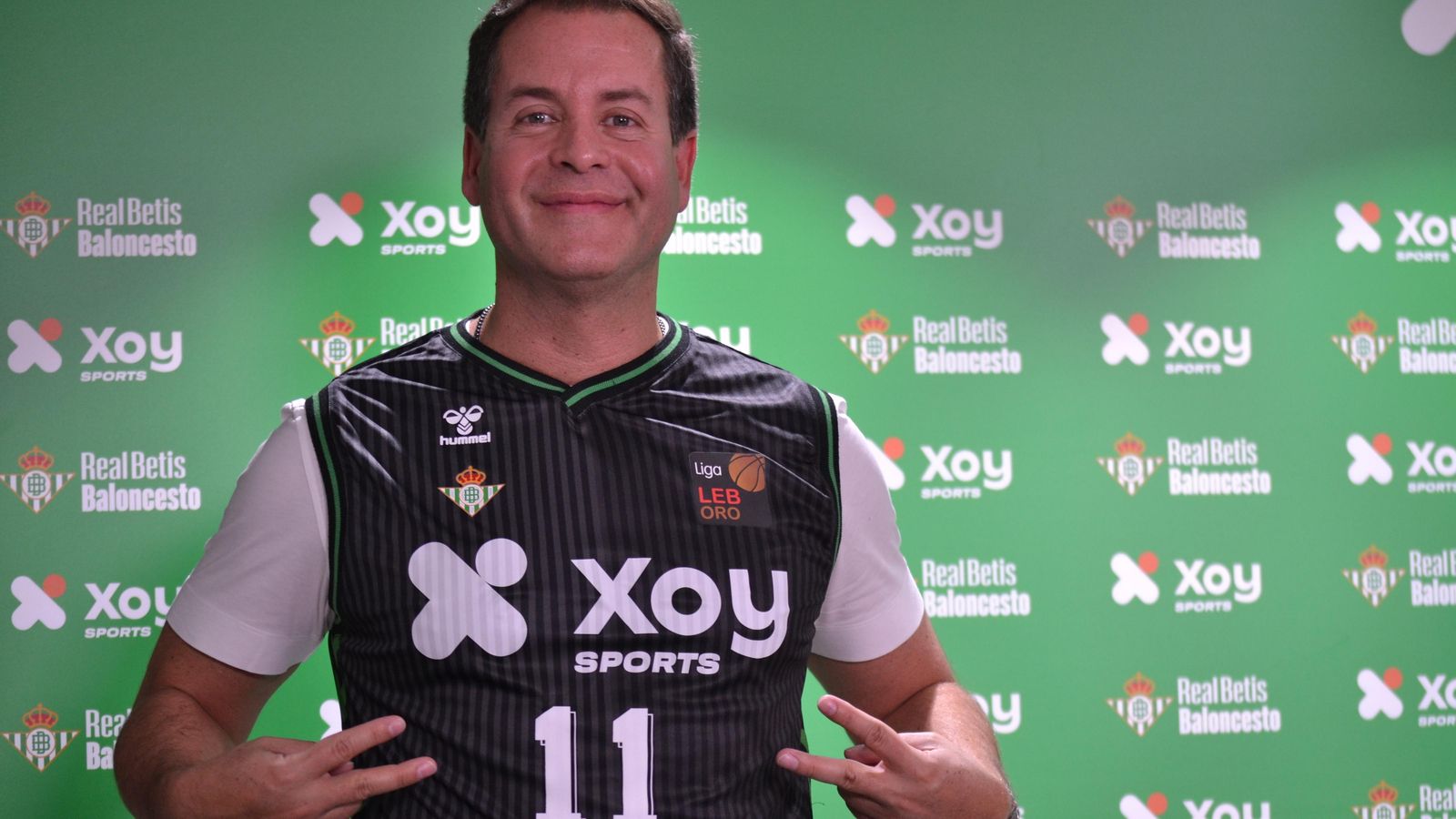 Carlos Lazo, con la camiseta del equipo.