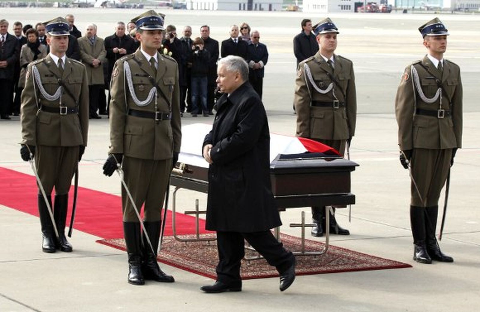 Una Polonia conmocionada recibe el cuerpo de Kaczynski