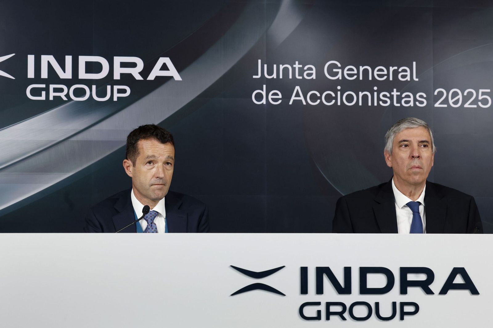 Ángel Escribano (i.) y José Vicente de los Mozos, presidente y CEO de Indra, respectivamente.