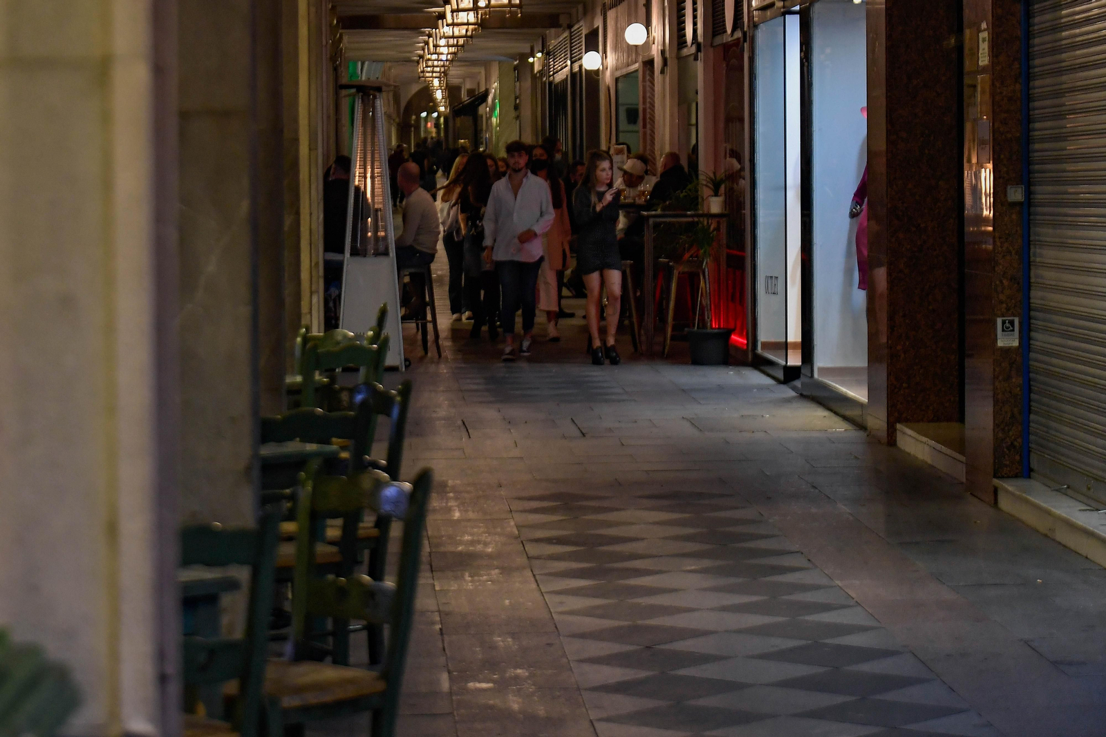 Fotos de los bares de Granada cerrando a las 22:00 horas