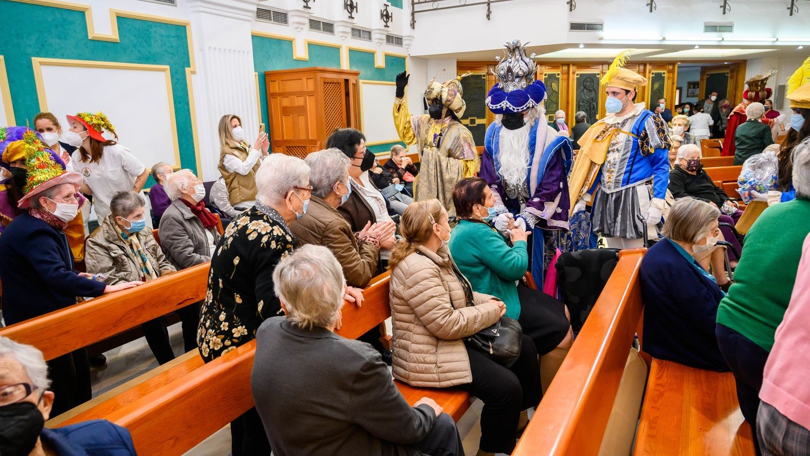 Sus majestades de Oriente visitan la residencia Santa Teresa de Jornet durante su recorrido a primera hora de la mañana por la capital