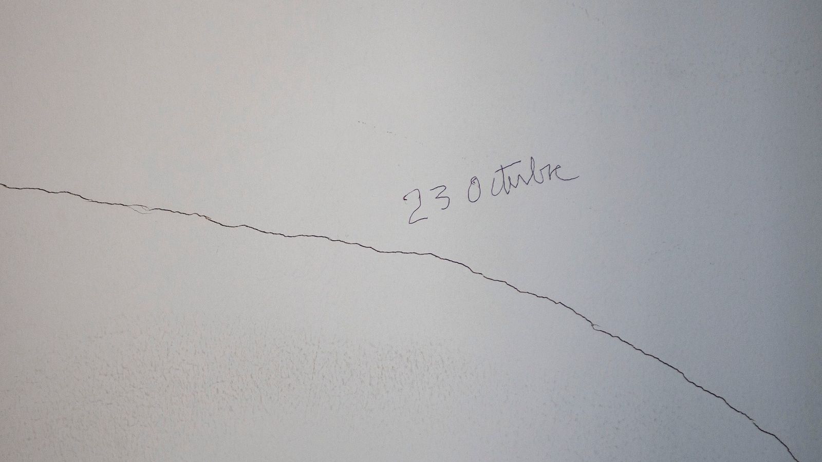 Una de las grietas de la casa de Alicia Ríos, que ha apuntado el día que apareció.