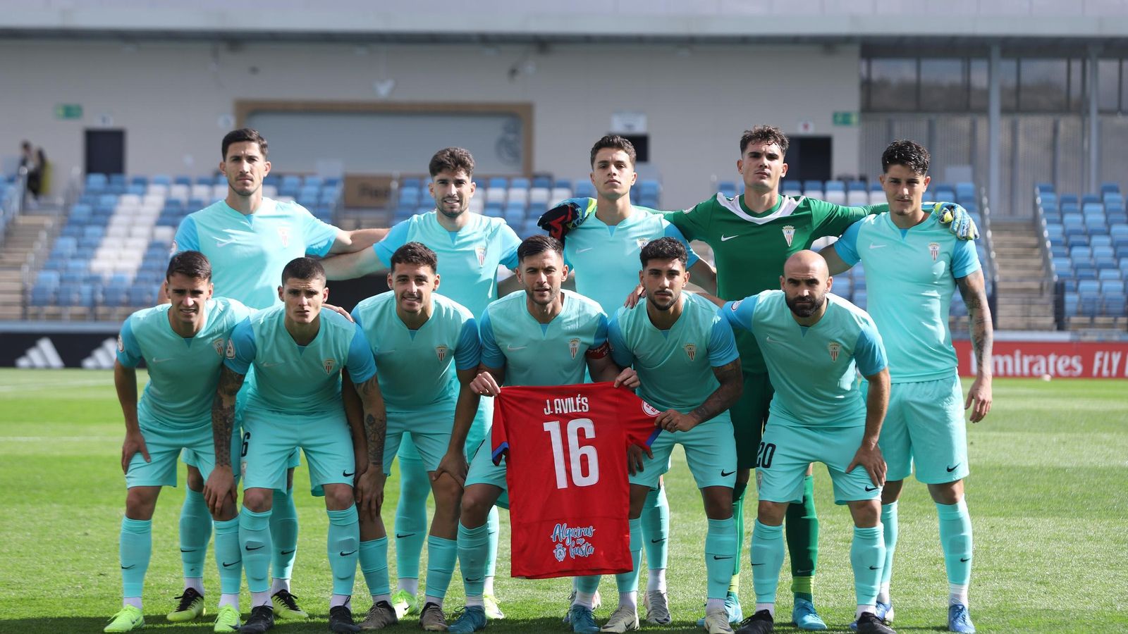 El once del Algeciras, con la camiseta de su compañero lesionado Javi Avilés. El once del Algeciras, con la camiseta de su compañero lesionado Javi Avilés.