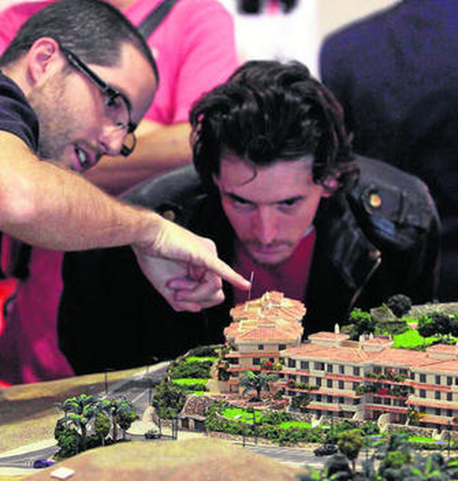 Varias personas observan una promoción en el Simed de 2011.