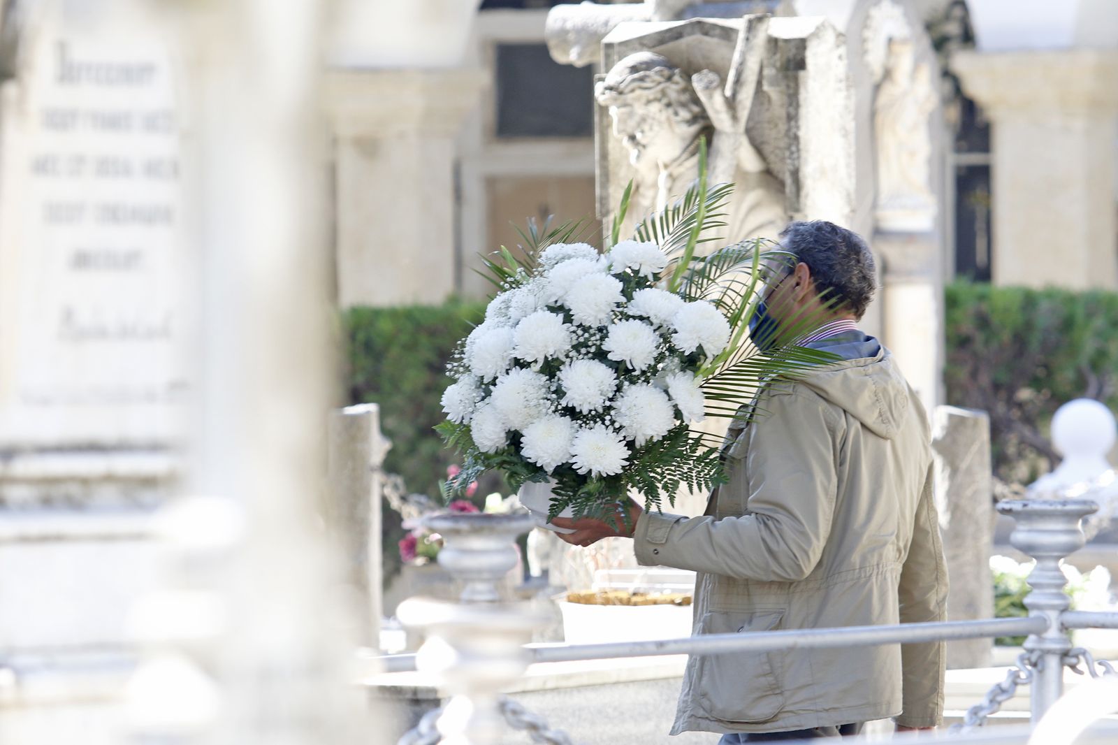 El covid-19 motiva un Día de los Santos de recogimiento en los cementerios de Córdoba