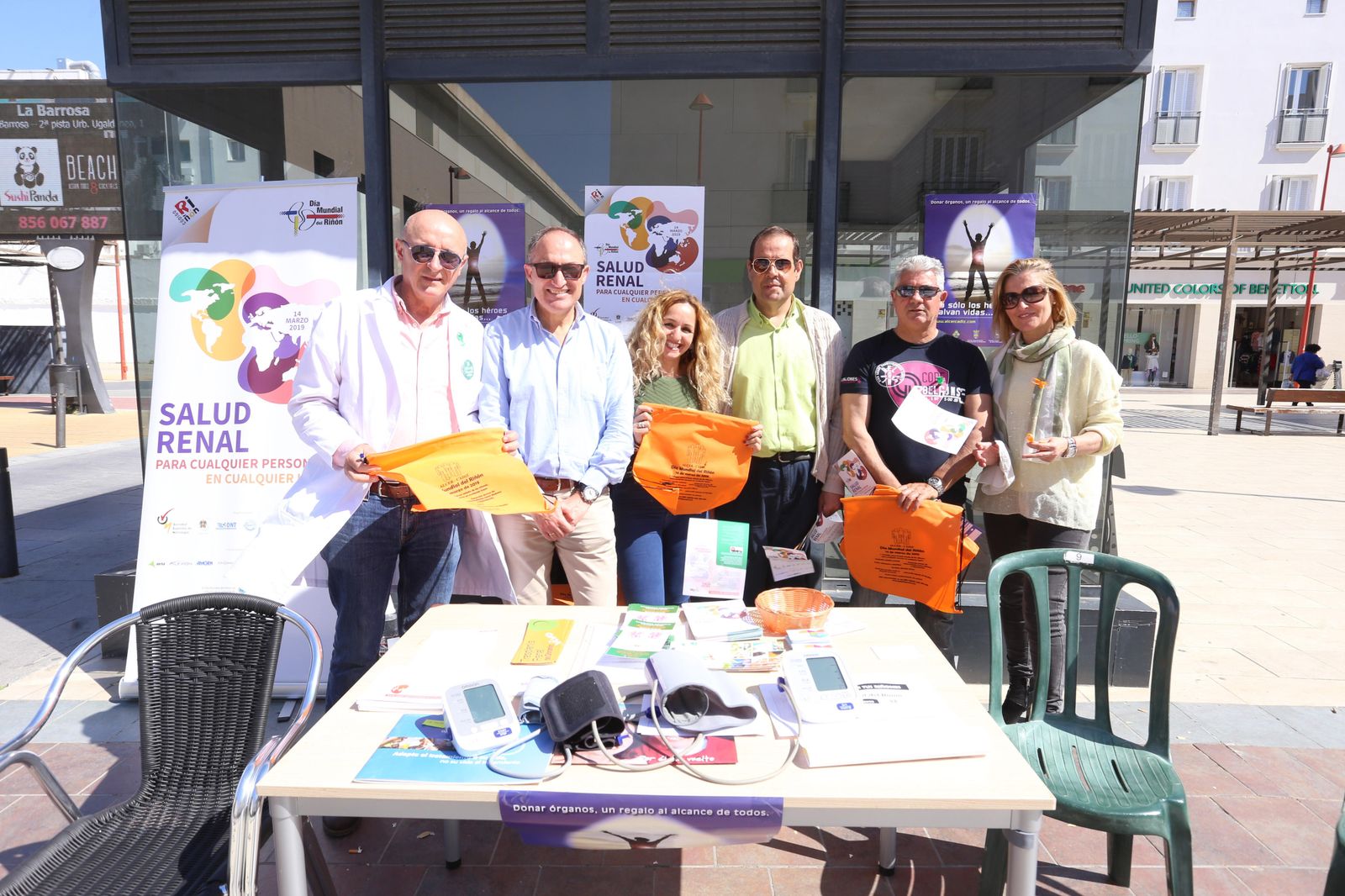 Representantes de Alcer en una mesa informativa en la Plaza de las Bodegas el pasado año.