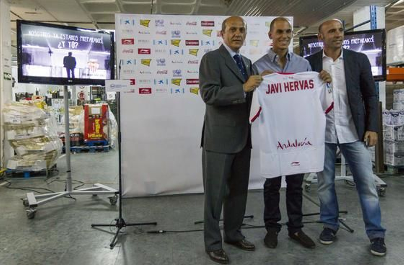 Hervás con Del Nido mostrando la camiseta del futbolista./ Julio Muñoz (EFE)
