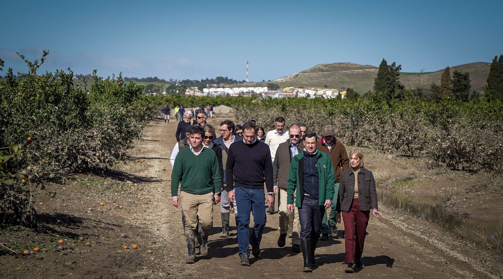 Imágenes de la visita de Juanma Moreno y el comisario europeo de Agricultura a los campos afectados por el temporal en Jerez