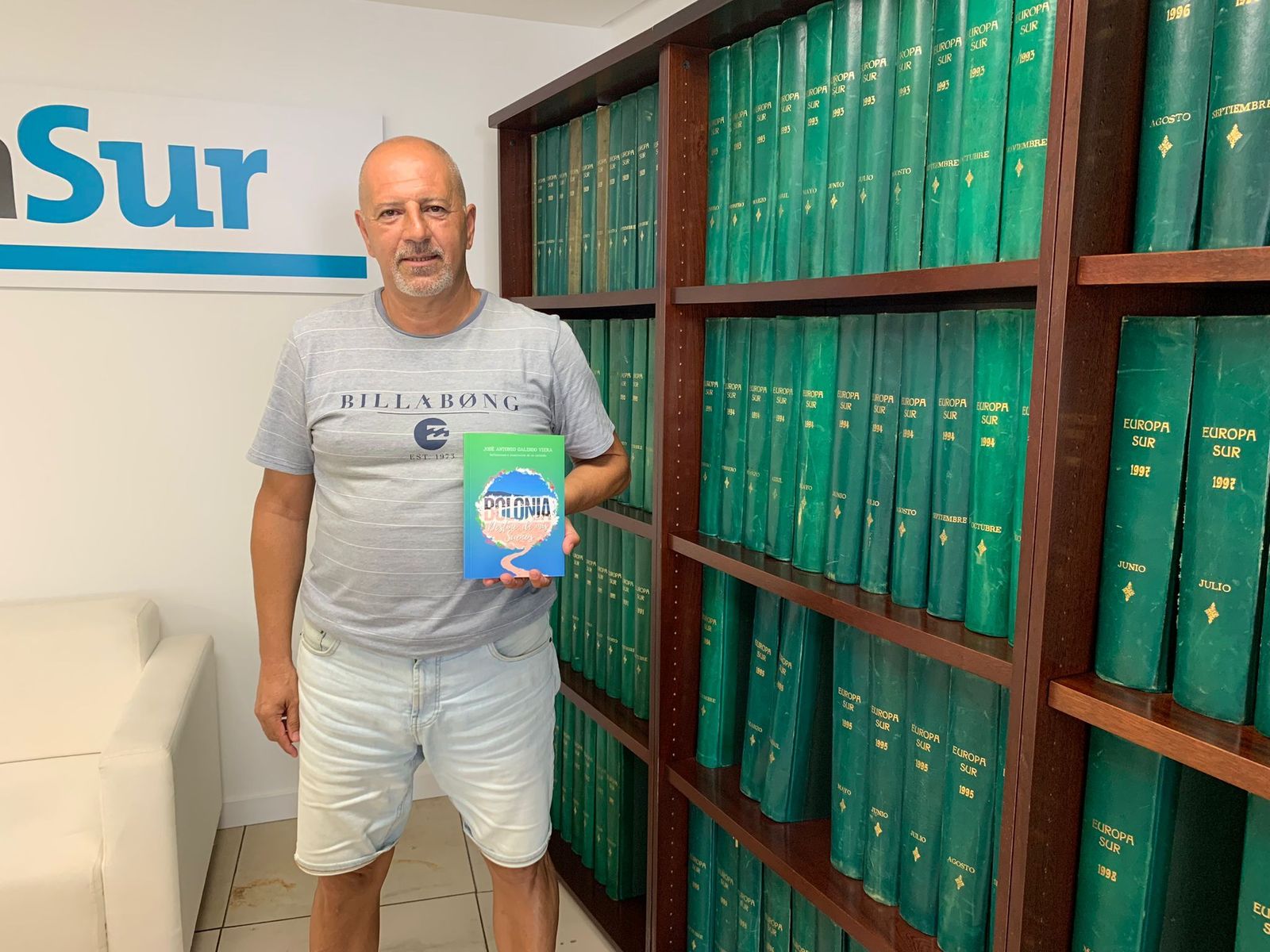 José Antonio Galindo, con un ejemplar de 'Bolonia, destino de mis sueños'.