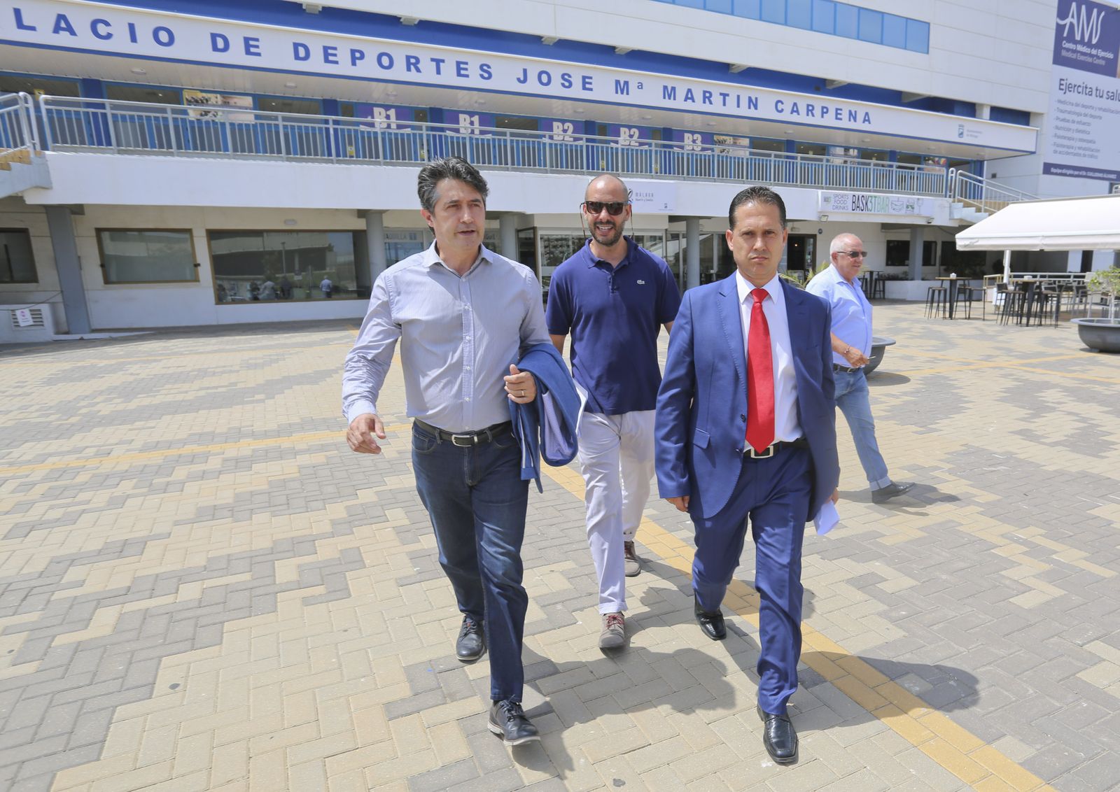 José Luis Paradas, con corbata roja, en una imagen de archivo.