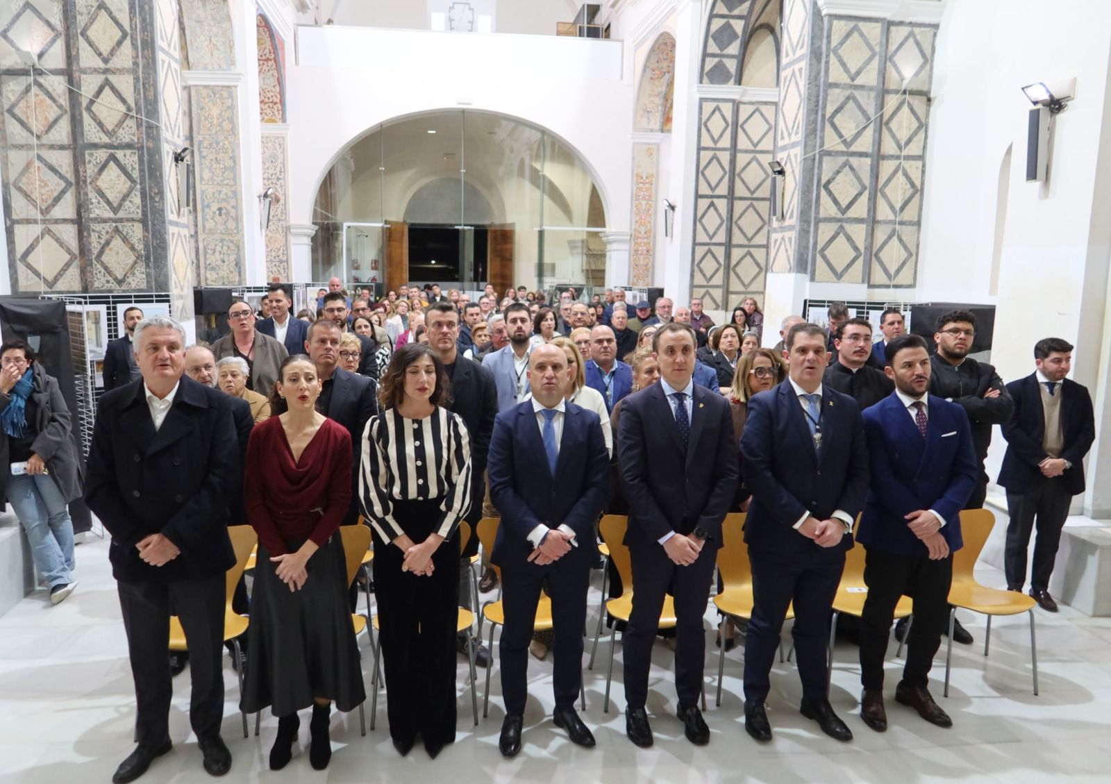 Autoridades y público asistente al acto.