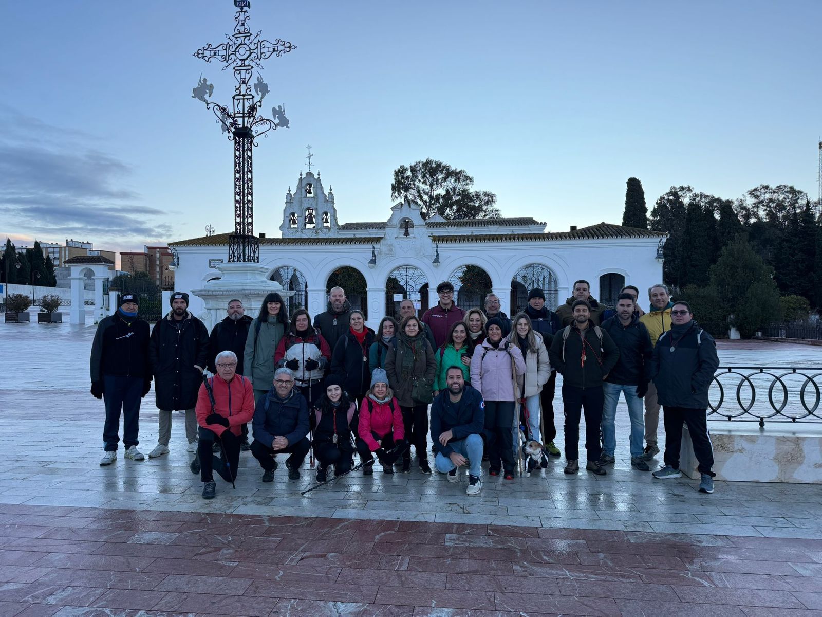 El grupo en el santurario de La Cinta antes de partir este sábado de Huelva a Trigueros.