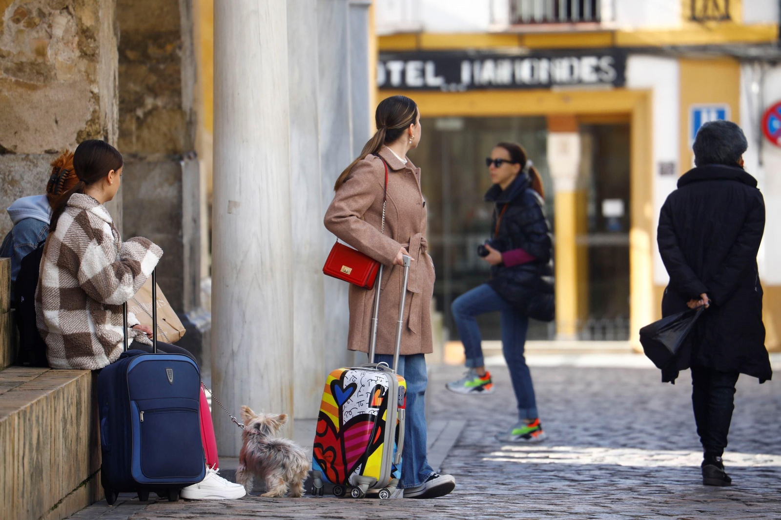 Varios turistas en el entorno de la Mezquita-Catedral de Córdoba.