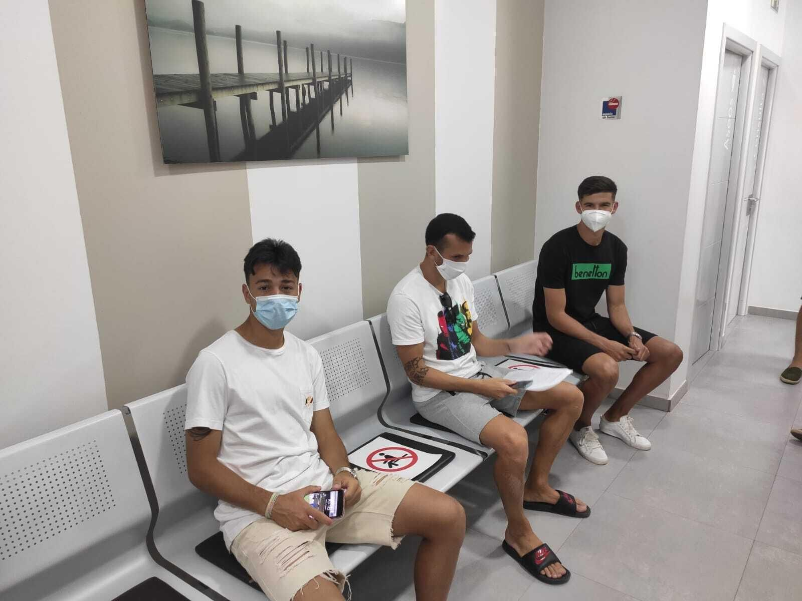 Javi Valenzuela, Zafra y Jesús López, en Beiman antes de someterse a los test.