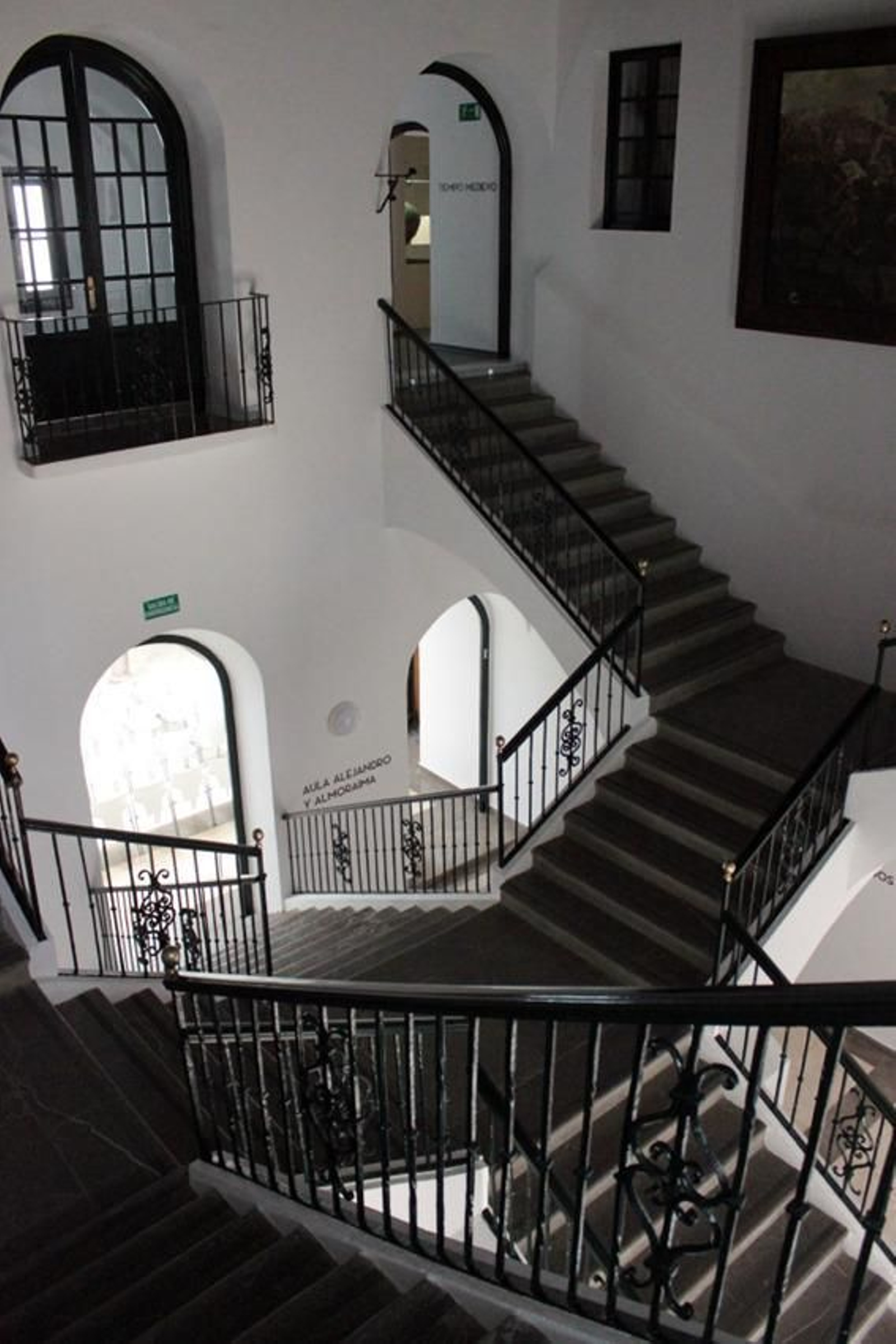 La monumental escalera del antiguo hospital de la Caridad