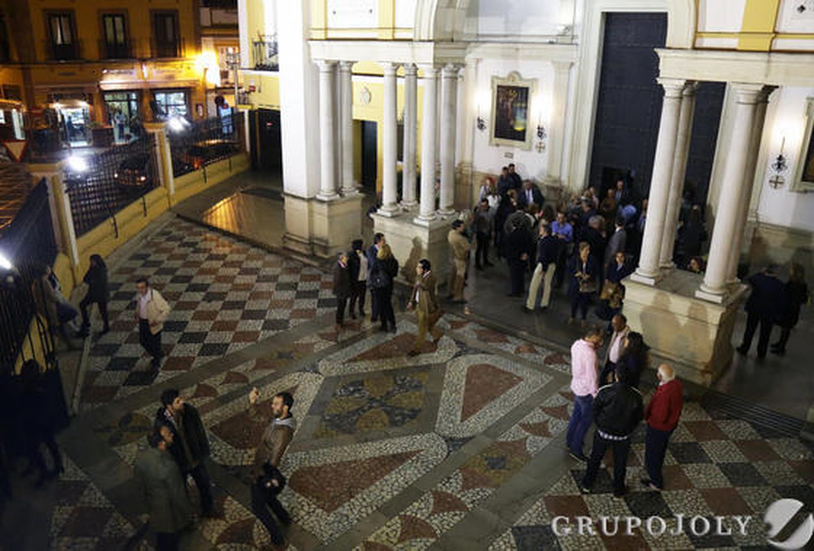 La solería del atrio será cambiada y se pondrá un banco en el perímetro delimitado por la reja.

Foto: M.J. LÓPEZ