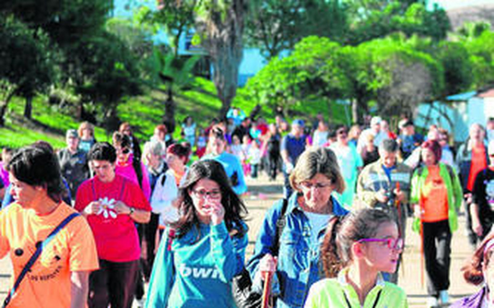 Algunos momentos de la ruta en la que participaron más de un centenar de personas.