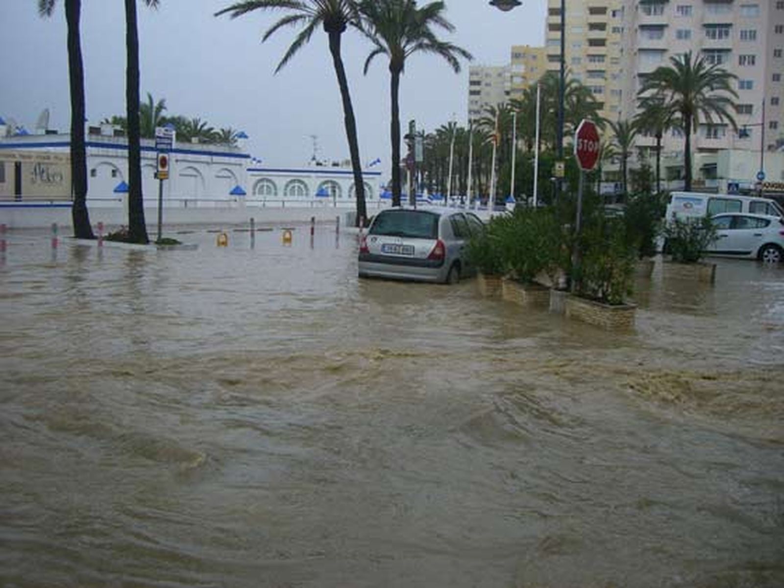 Las intensas lluvias de los últimos días conplicaron el tráfico en los municipios de la costa occidental de la provincia.

Foto: Agencias