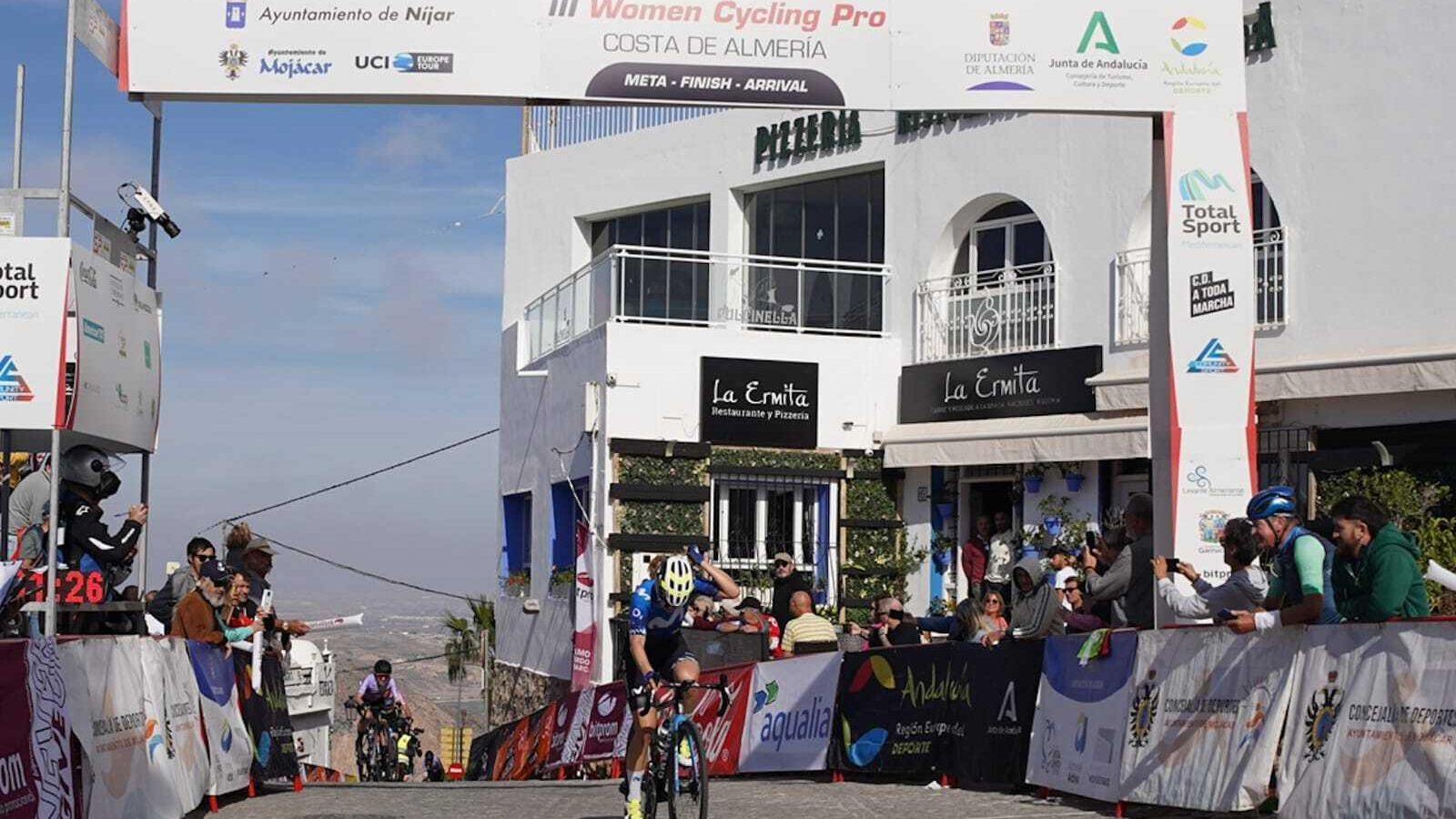 Olivia Baril, la ganadora de la prueba,  su llegada a la línea de meta.