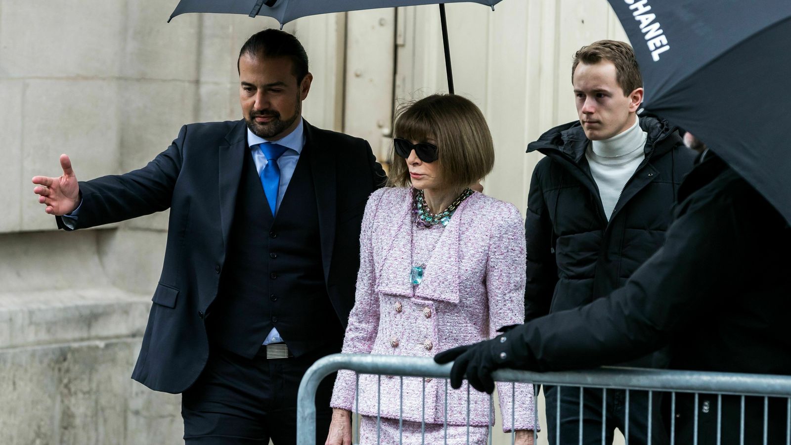 Anna Wintour, editora de Vogue, a su llegada al desfile.