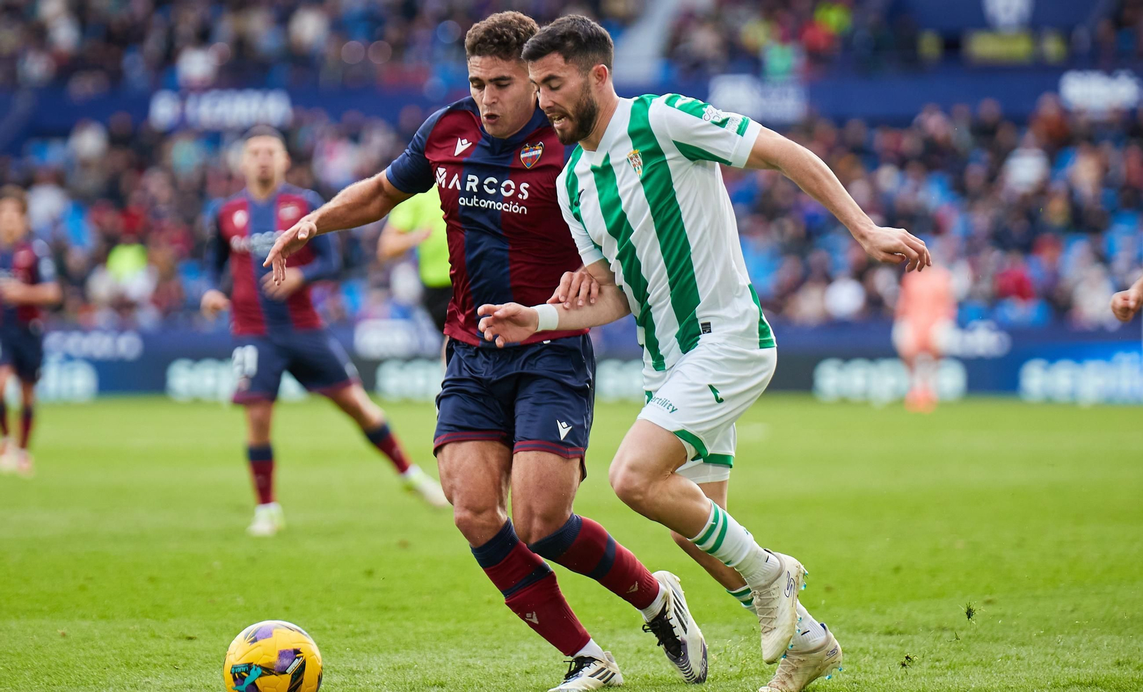 Jacobo González es presionado por Andrés García.
