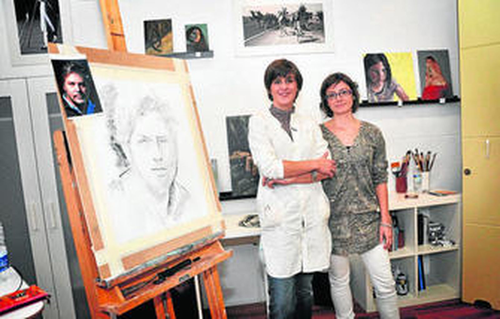 María y Patricia posan en su taller de pintura y fotografía, días atrás, en el Zoco.