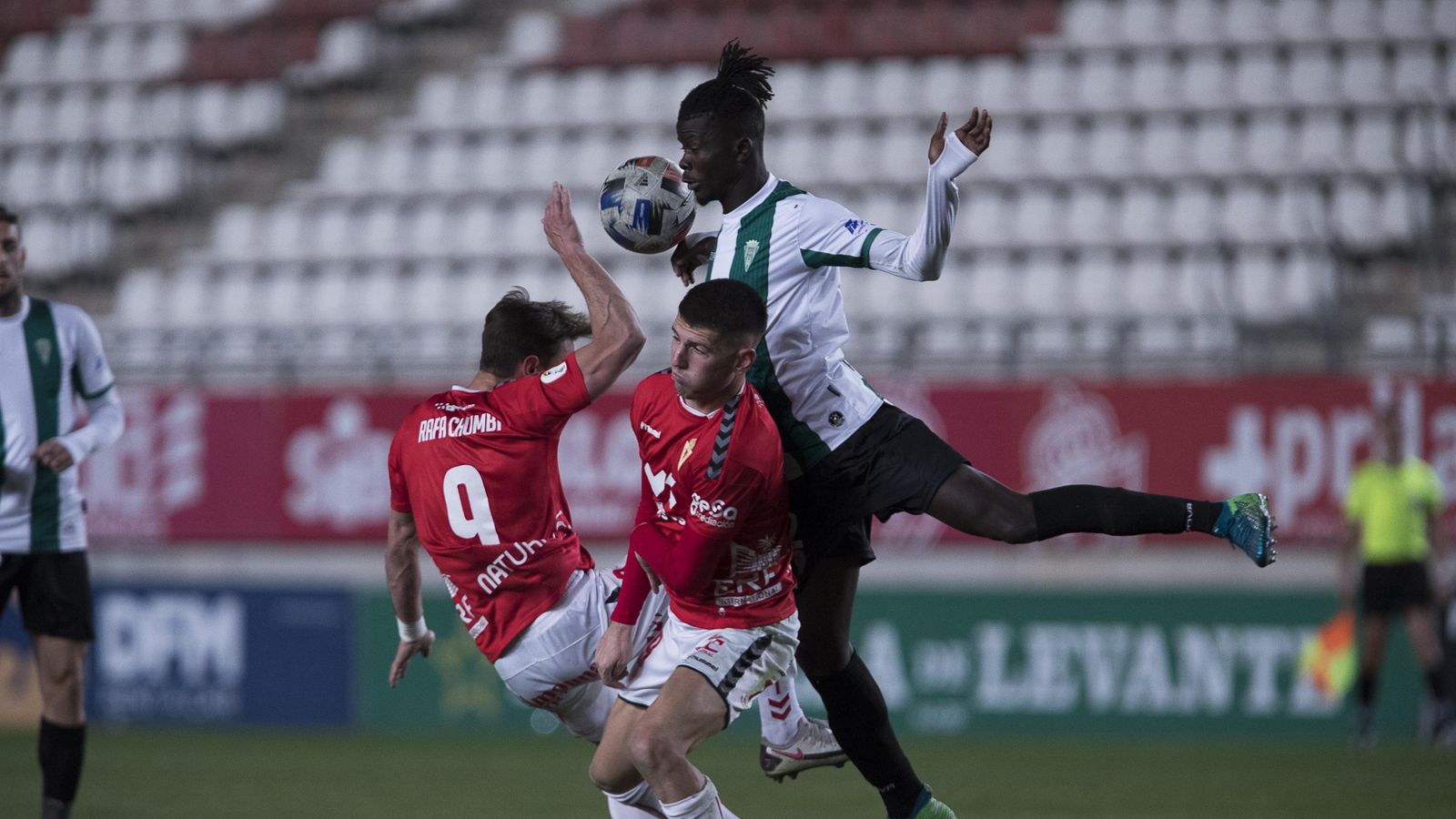 Djetei, imponente, se lleva un balón ante Chumbi y Alberto Toril.