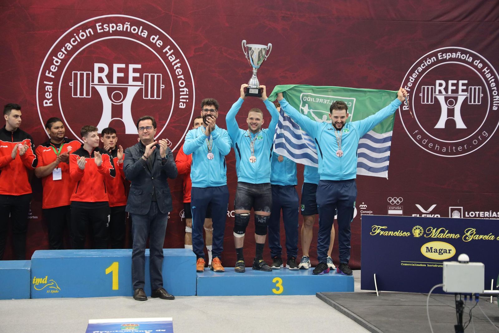 Los componentes de Halterejido recibe el trofeo que les acredita como terceros en esta Copa del Rey.