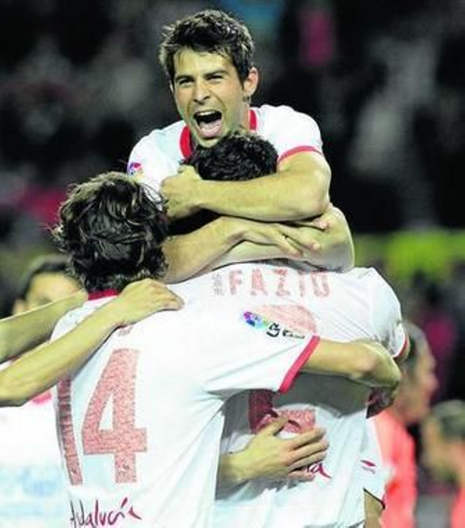 Coke celebra junto a Fazio y Escude el primer tanto.