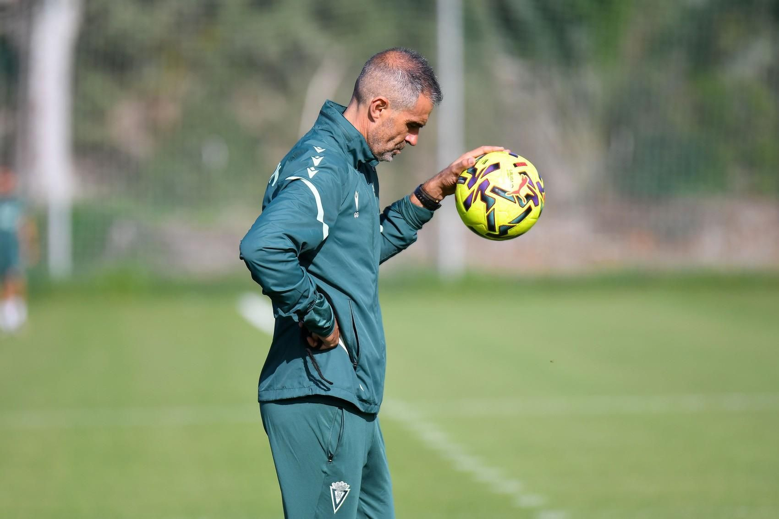 Gesto pensativo de Gaizka Garitano en el transcurso de un entrenamiento.