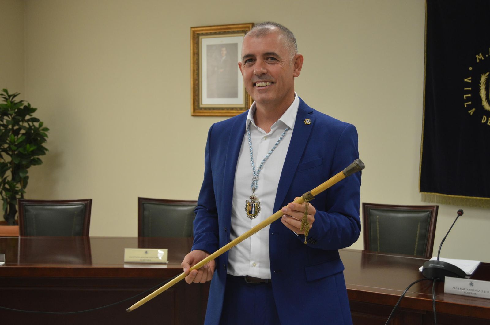 Mario Jiménez, ayer, muestra la vara de mando que lo identifica como nuevo alcalde de Manilva.