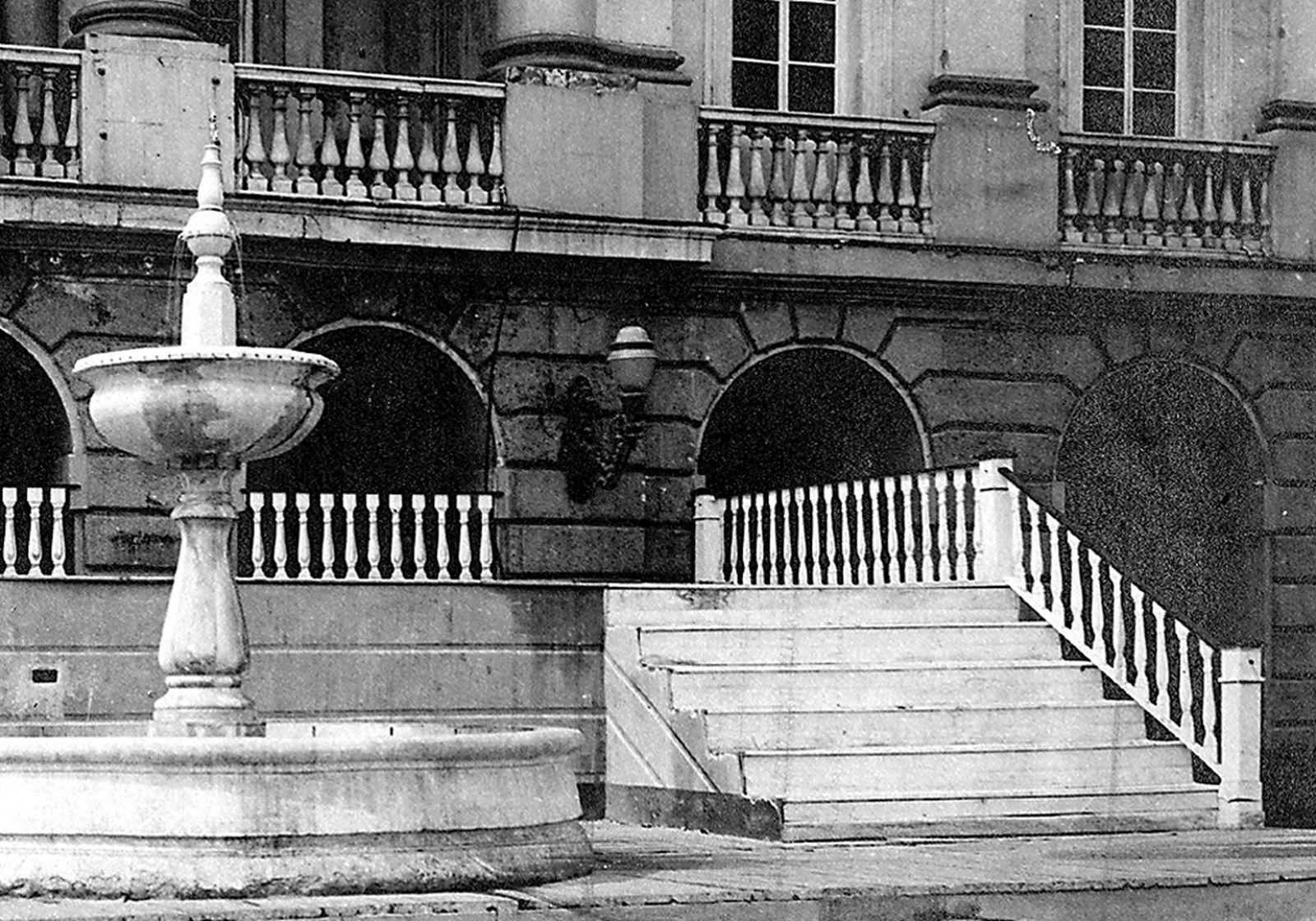 1942 hace 75 añosLa fuente de vino ya corre para todos