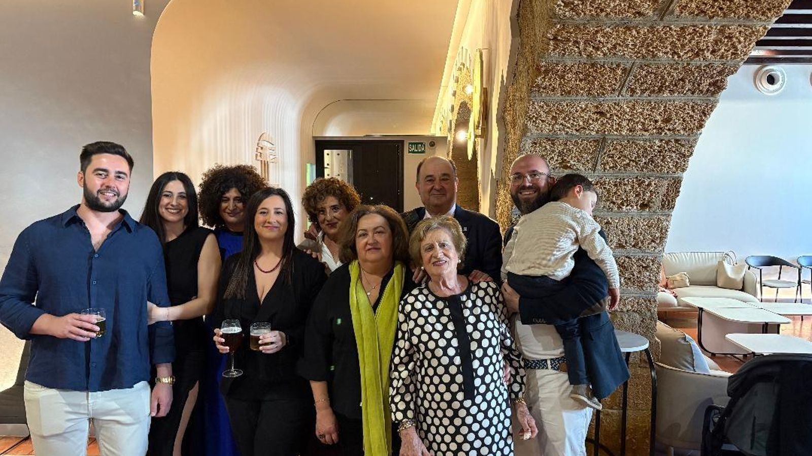 Carlos Verdugo, Celia, Elisa, Rosa, Teresa  y Sebastián Quintero, Elisa López, Manuela Otero y Luis Martínez, con el benjamín de la familia.