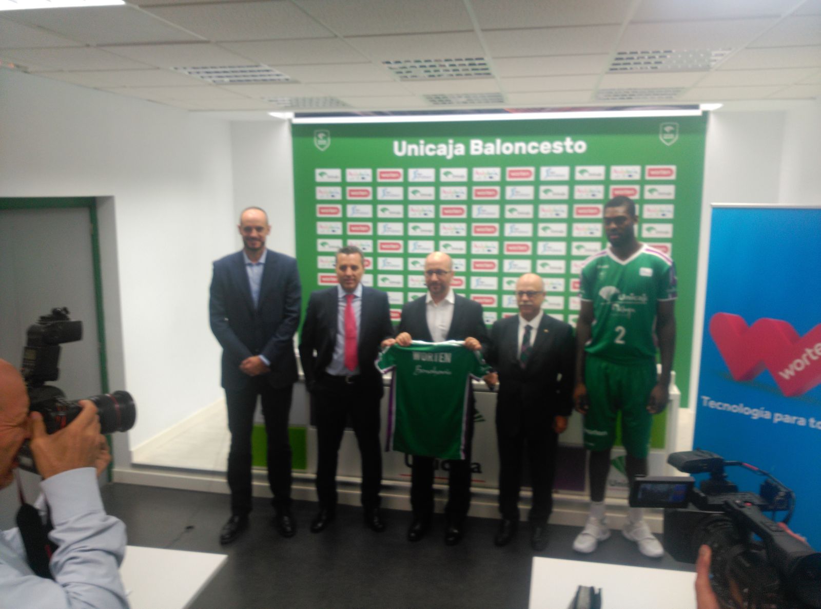 Imagen del acuerdo entre Unicaja y Worten.