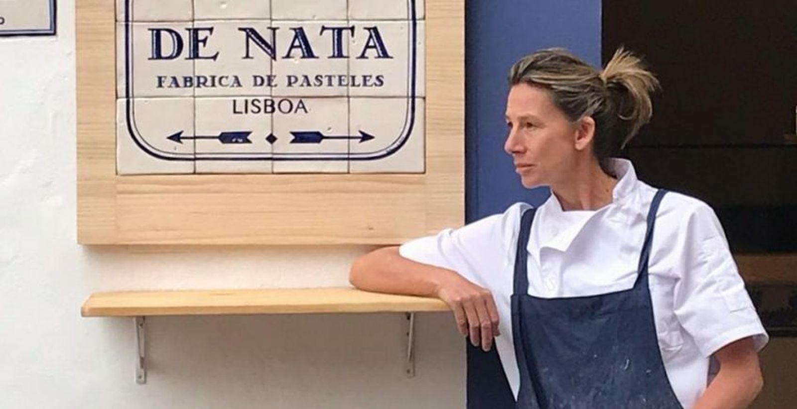 Eva Gordon a las puertas de su establecimiento