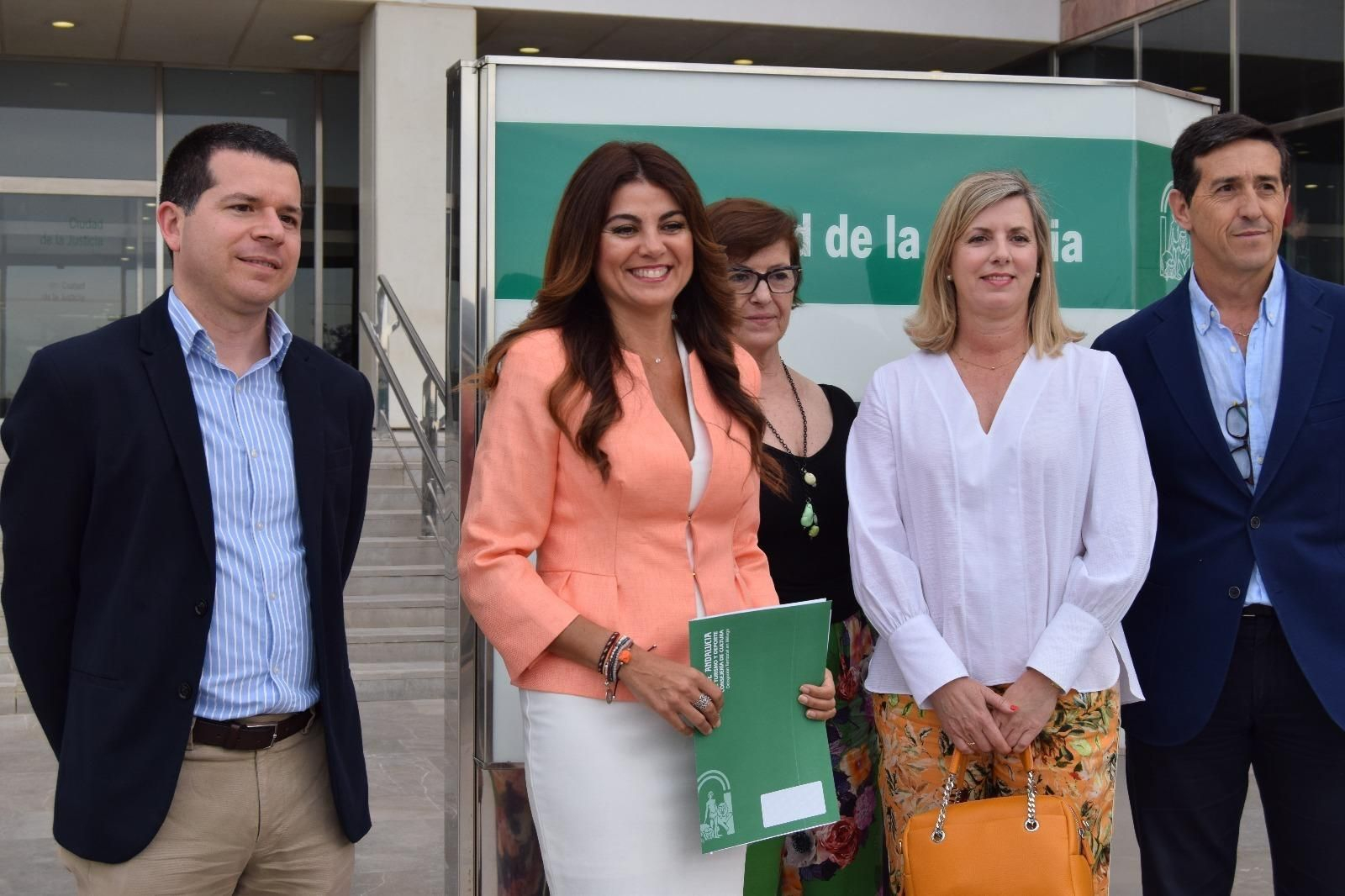 A la derecha, el director del Instituto de Medicina Legal