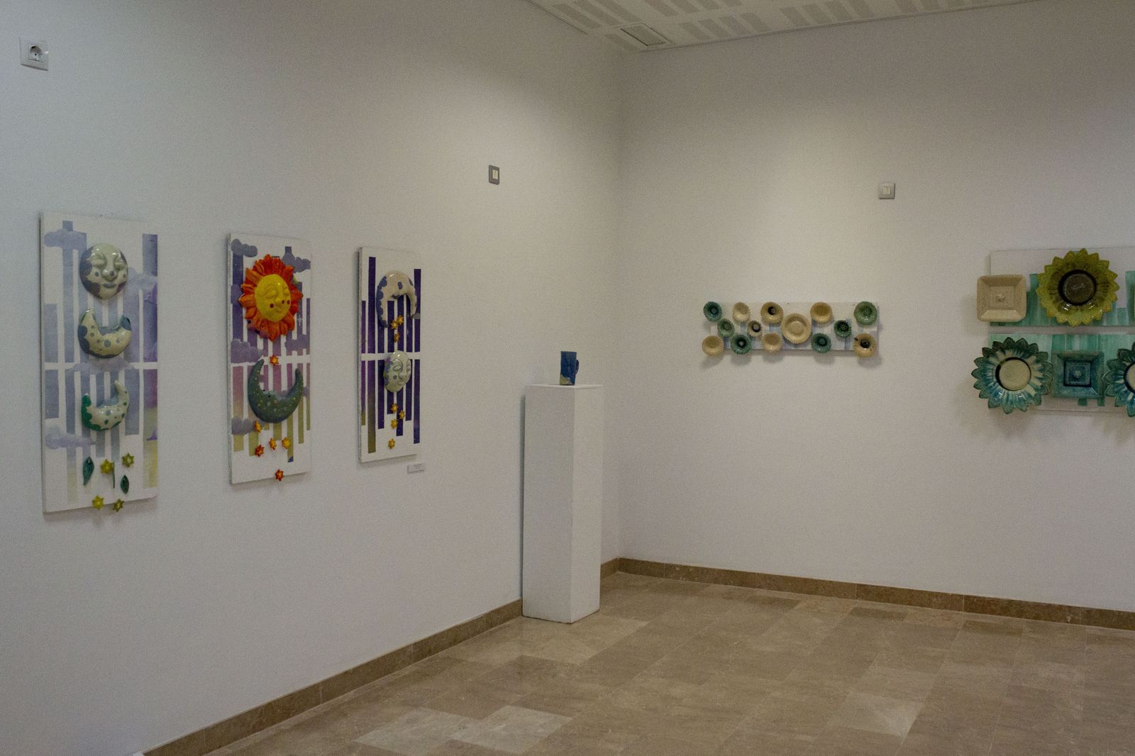 Fotos de la exposición "A través de las manos" del taller de cerámica del Centro La Marchenilla