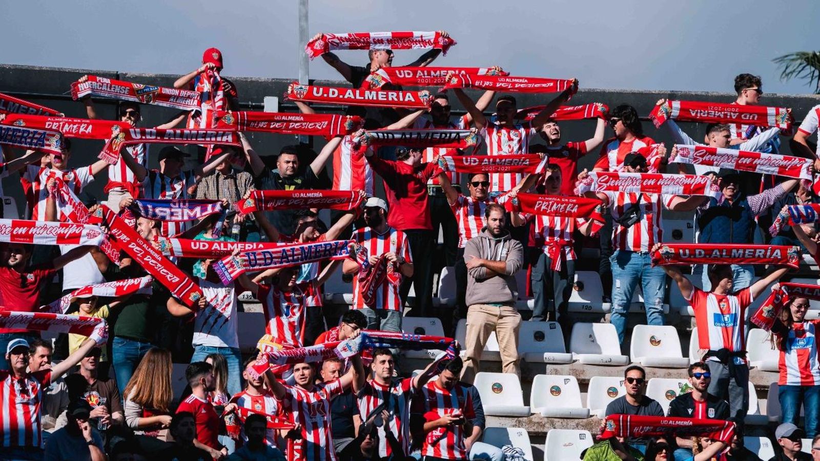 La afición acompañó al equipo en Cartagonova.