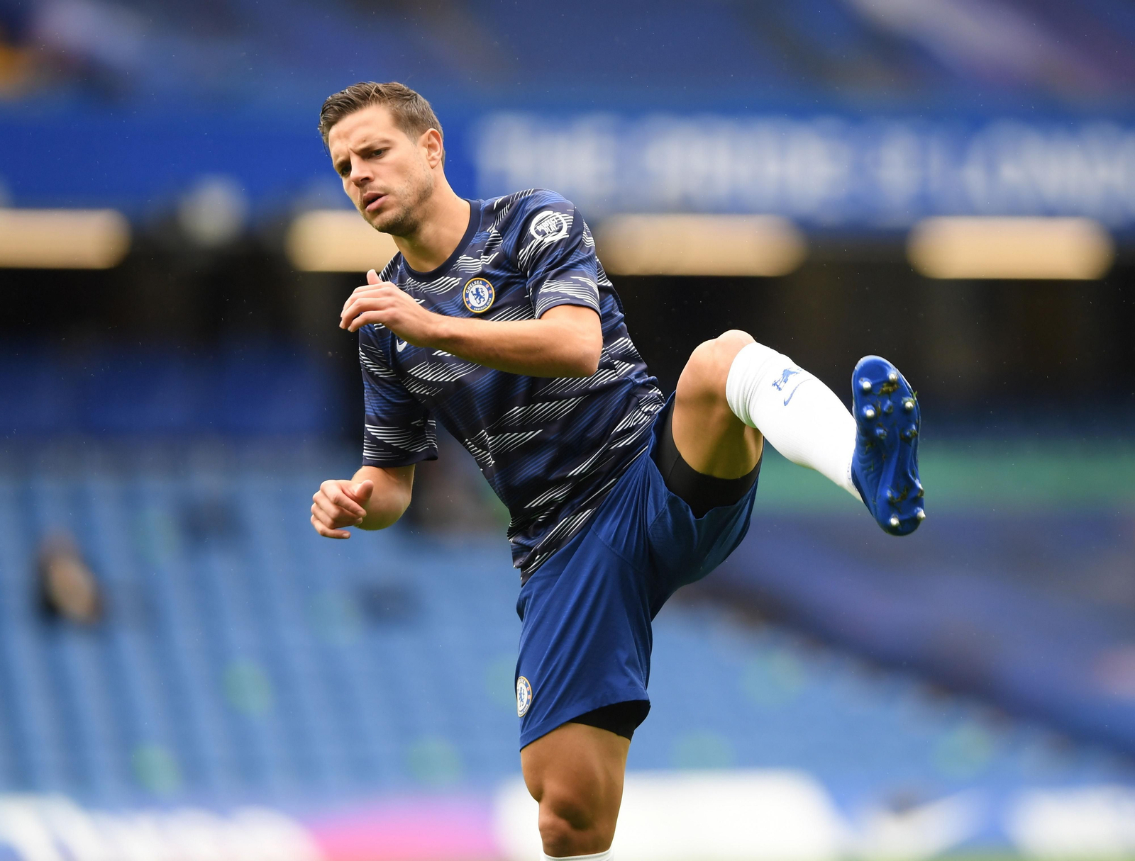 Azpilicueta se ejercita en Stamford Bridge antes de un partido de esta Premier League.