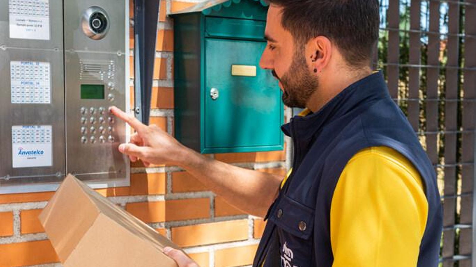 Un cartero repartiendo un paquete.