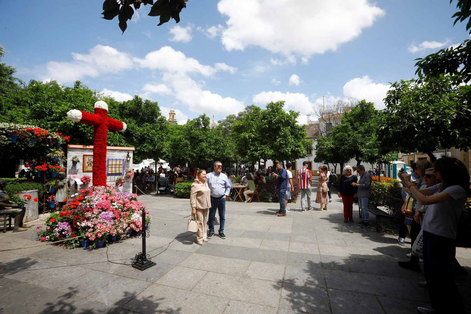 El ambiente en las Cruces de Mayo de Córdoba a mediodía, en imágenes