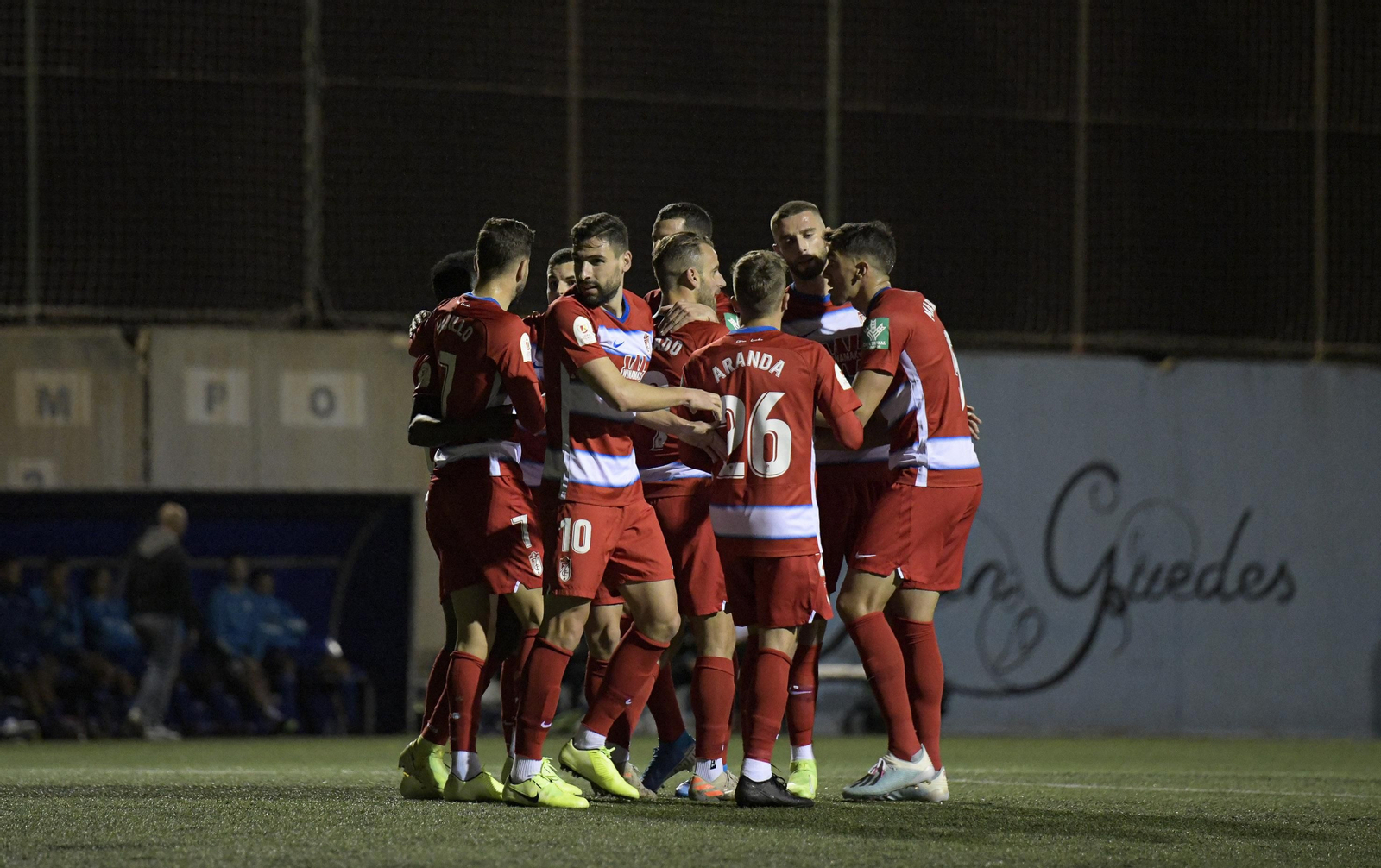 Los futbolistas rojiblancos celebran el gol que les dio el pase